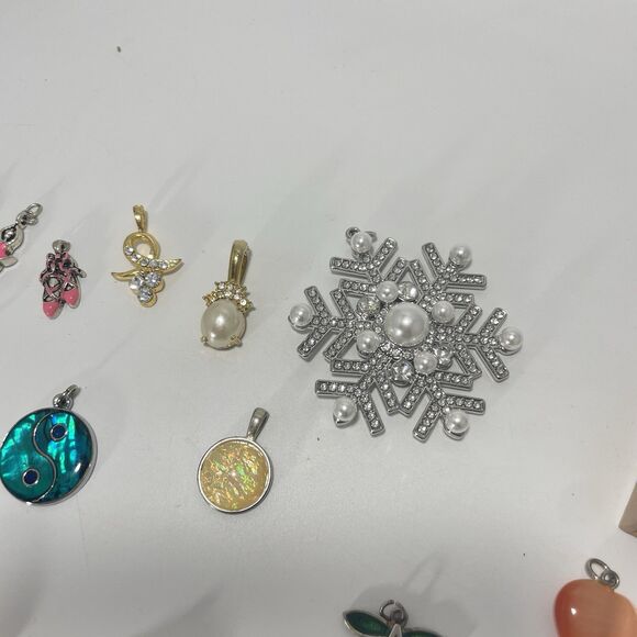 Lot of 40+ Mixed Pendants Charms Hearts Enamel Rhinestone Vintage Craft - Picture 6 of 6